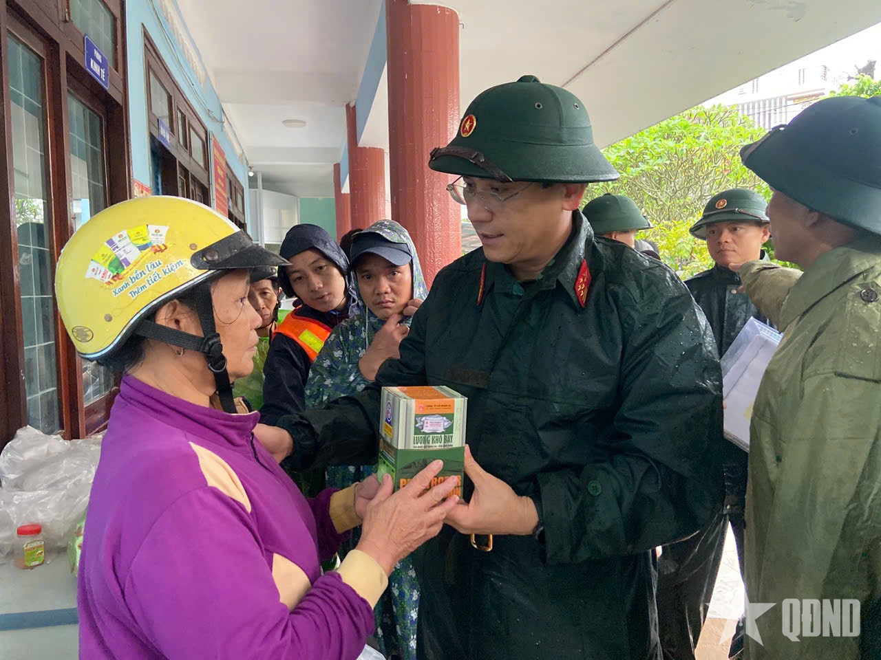 Phó tư lệnh kiêm Tham mưu trưởng Quân khu 5 chỉ đạo lực lượng hỗ trợ vùng lũ Đắk Lắk